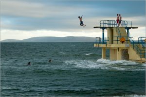 Młodzież skacze do oceanu w Salthill
