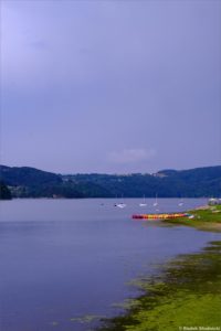Jezioro Rożnowskie o zmierzchu